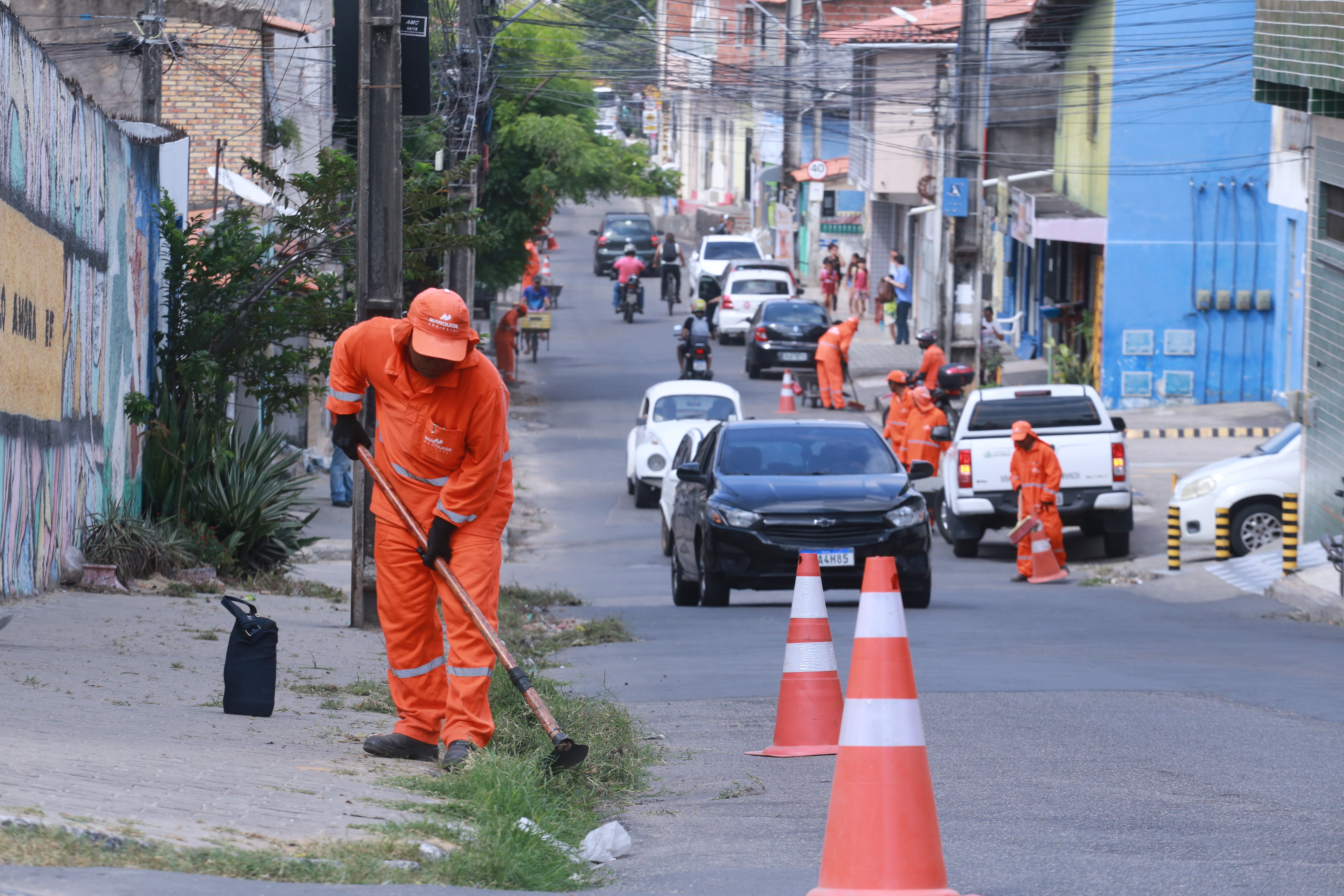 homem campinando uma rua